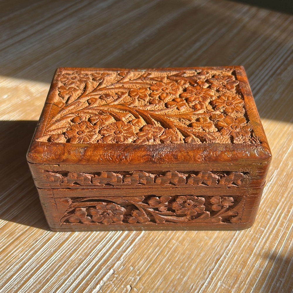 Vintage Hand-Carved Wooden Jewelry / Cards Box, India - Picture 5 of 12